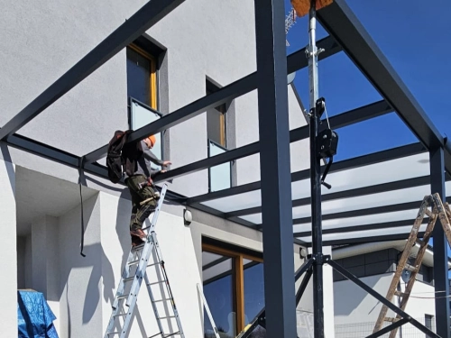 Zadaszenie tarasu wykonane samodzielnie: zalety-wady